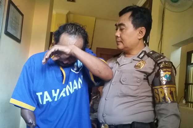Tersangka saat diamankan di Mapolres Pasuruan.