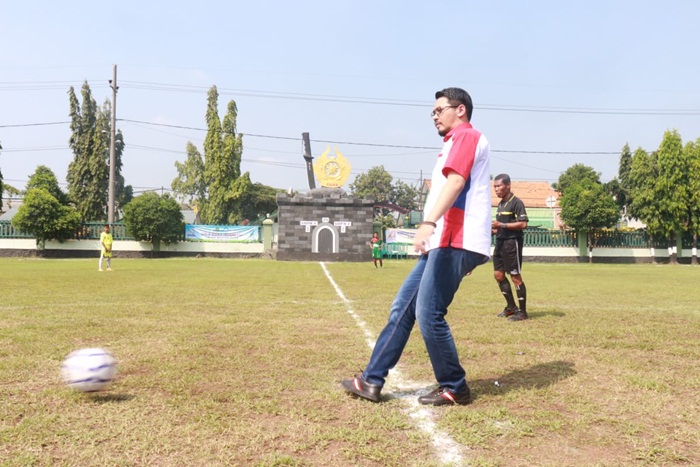 Wawali Pasuruan saat melakukan kick off.