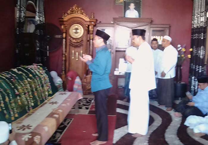 Gus Ipul membaca tahlil bersama putra Ra Lilur, Ra Bil Ali.