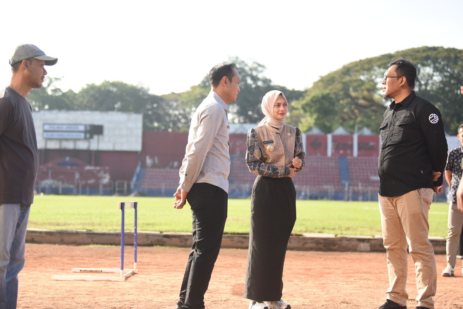 Wali Kota Kediri, Vinanda Prameswati, saat meninjau kondisi dan proses perbaikan Stadion Brawijaya. (Ist)