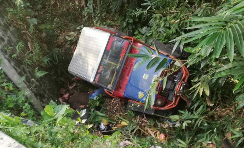 Kondisi mobil Jip yang terperosok sebelum dilakukan evakuasi.