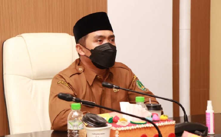 Wakil Wali Kota Pasuruan, Adi Wibowo (Mas Adi) mendengarkan arahan Presiden Jokowi secara virtual dari Media Command Centre (MCC) Kota Pasuruan.