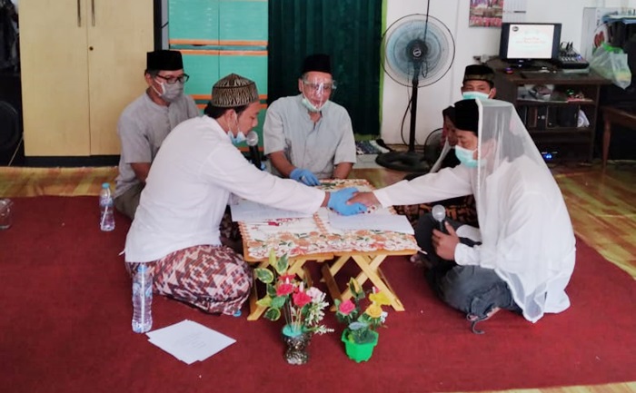 Prosesi akad nikah pasangan pengemis dan pengamen di Omah Dhuafa. foto ist.