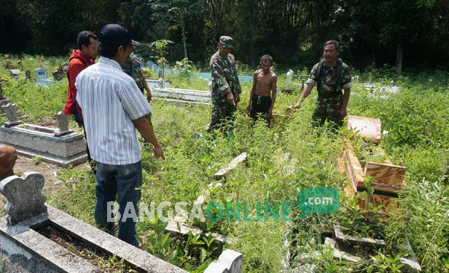 Danramil Kabuh Kapten (INF) Pujiono saat memantau Tempat Pemakaman Dusun Colo, Desa Sumbergondang, Kecamatan Kabuh. foto: rony suhartomo/ BANGSAONLINE