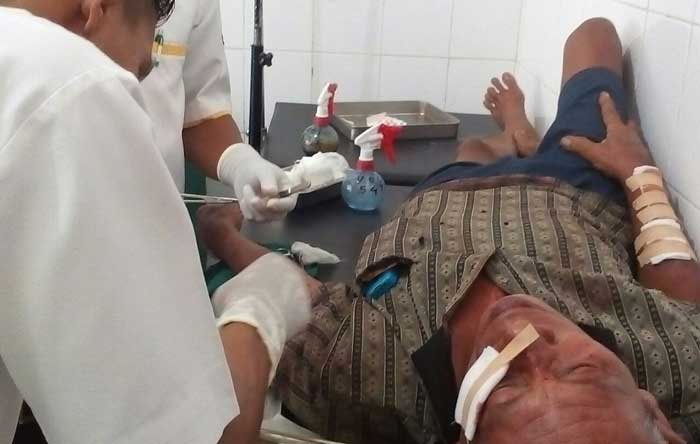 Kondisi korban saat mendapatkan perawatan di rumah sakit. foto: EKY NURHADI/ BANGSAONLINE