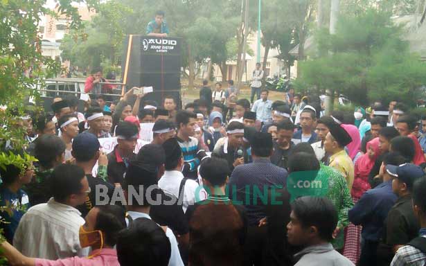 Mahasiswa yang memrotes minimnya koleksi buku di Perpustakaan STAIN Pamekasan. foto: ERI SUGIANTO/ BANGSAONLINE