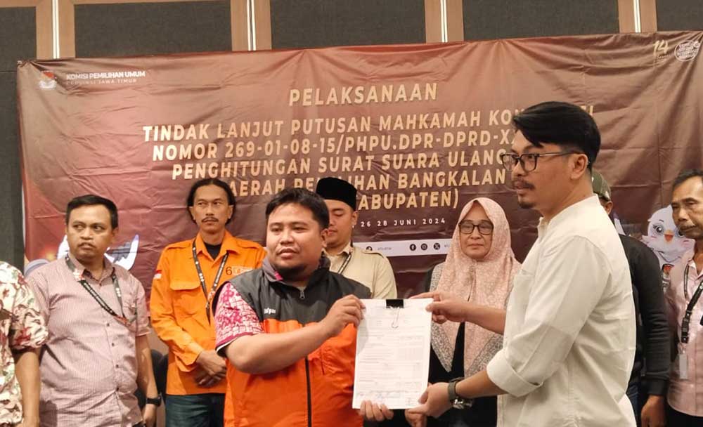 Ketua KPU Bangkalan Elmi Abbas memberikan salinan D hasil kabupaten kepada Ja