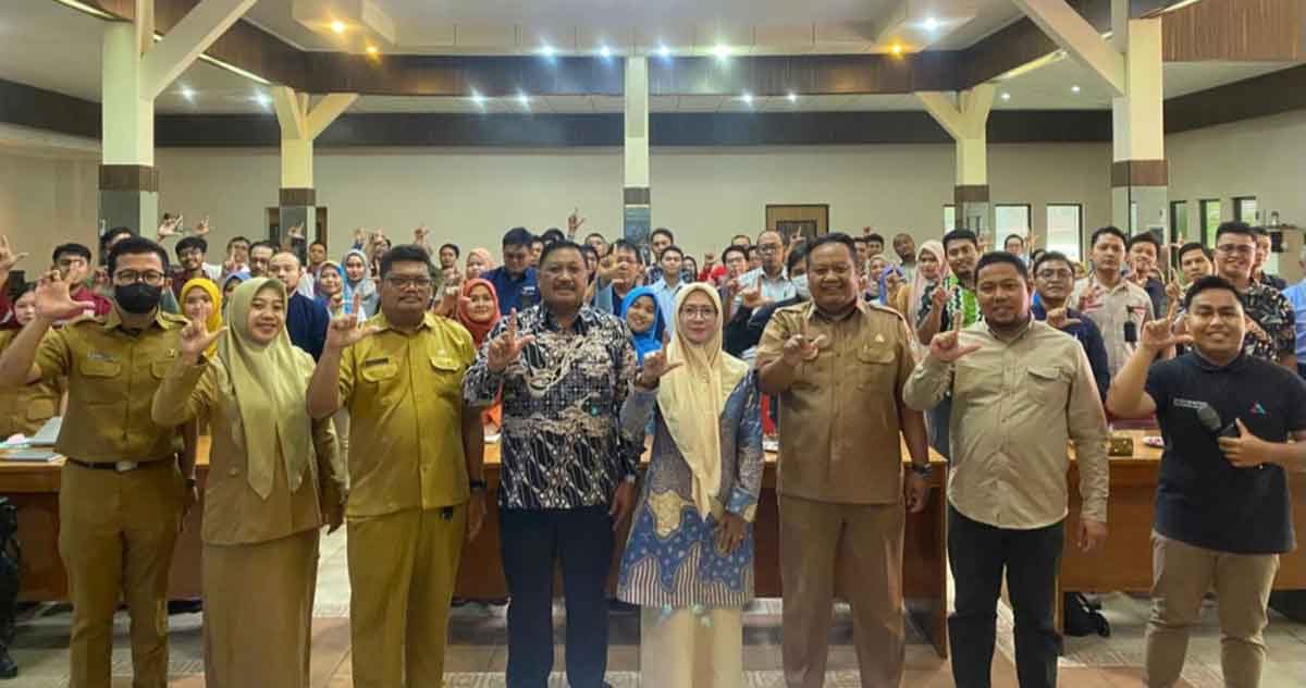 Wakil Ketua DPRD Gresik, Mujid Riduan, bersama Sekretaris Komisi III DPRD Gresik, Nur Saidah, dan peserta workshop. Foto: Ist
