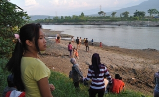 Warga yang penasaran memadati lokasi untuk melihat buaya yang muncul di darat, sore tadu. Foto: Agus HP/BANGSAONLINE