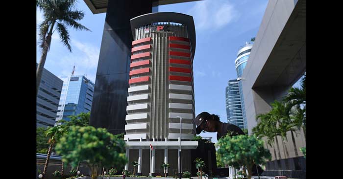 DISIAPKAN: Pekerja tengah memindahkan maket gedung baru KPK, dari bangunan lama ke gedung baru, Senin (28/12). foto: antara