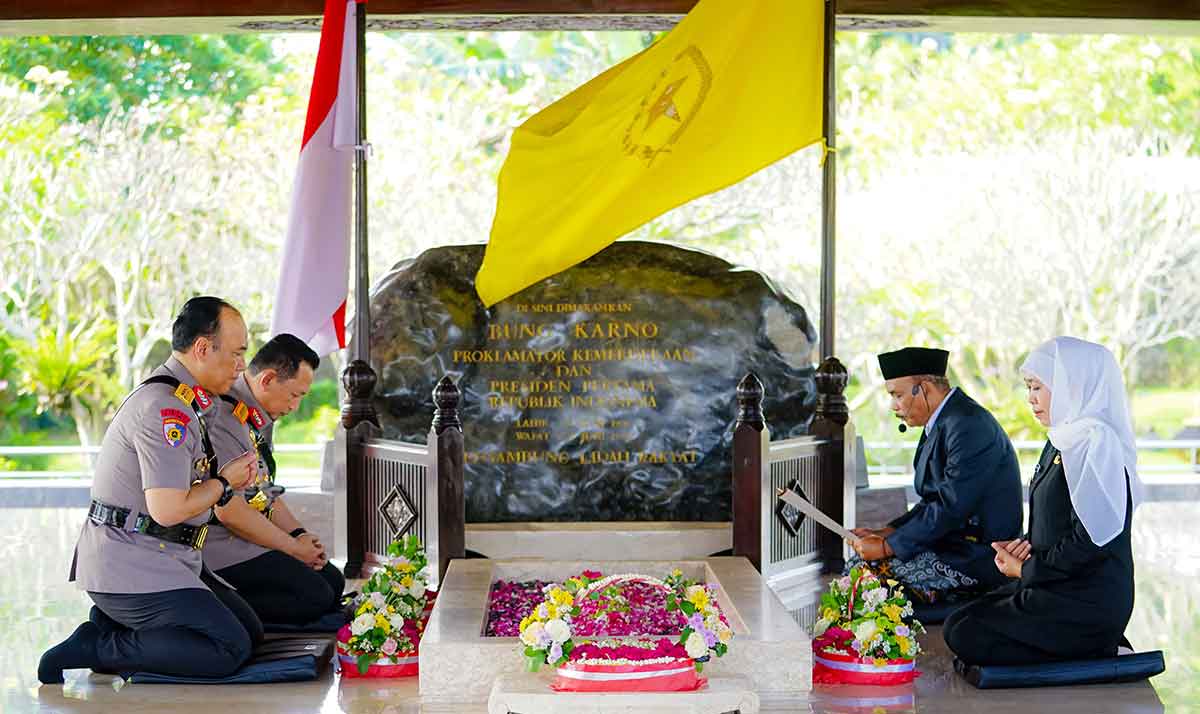Gubernur Khofifah saat bersama Kapolri di Makam Bung Karno.