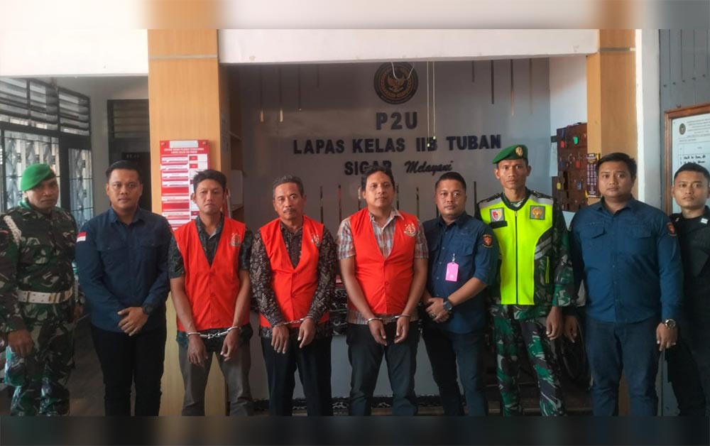 Ketiga tersangka saat hendak dijebloskan ke Lapas Tuban.