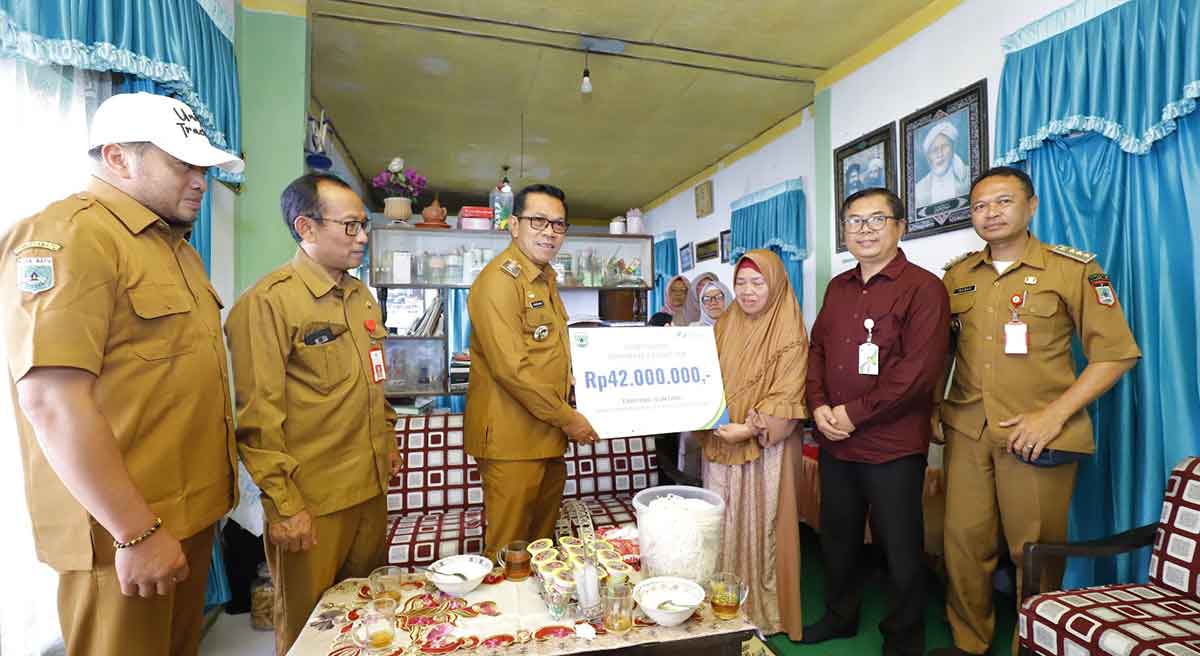 Wali Kota Batu saat menyerahkan bantuan untuk warga.