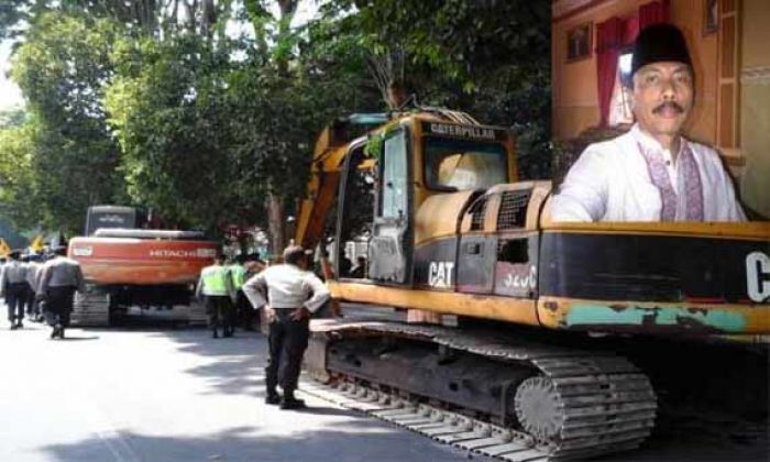 Polisi saat menyita tiga alat berat di sekitar tambang dan Kepala Desa Selok Awar-awar Lumajang, Hariyono (inset). foto: imron/BANGSAONLINE 