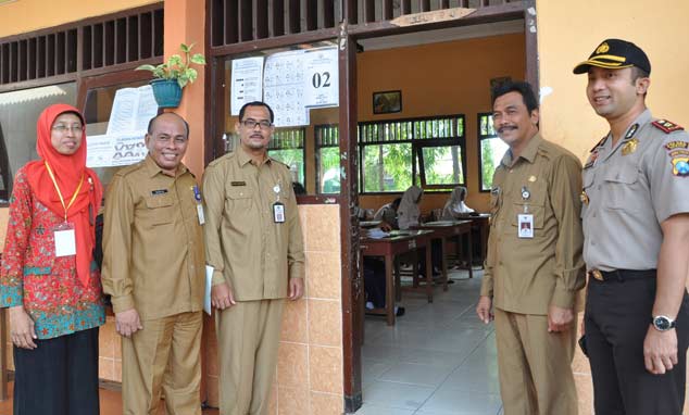 Wabup Moh. Qosim bersama Wakapolres Kompol Nur Hidayat saat sidak UN. foto: syuhud/ BANGSAONLINE