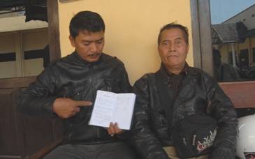 Perwakilan warga Desa Duren saat menunjukkan data rincian dugaan korupsi dana PSKS di Mapolres Nganjuk. (foto: soewandito/BANGSAONLINE)