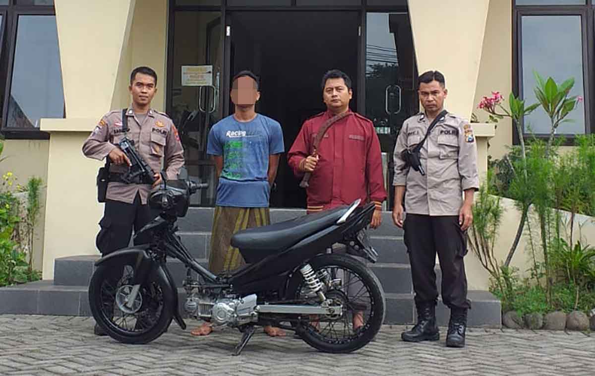 Tersangka pembacokan dan barang bukti saat diamankan polisi.