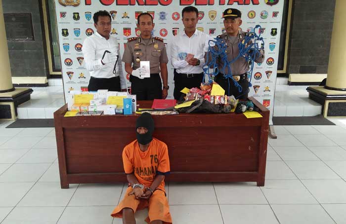 Kapolres Blitar menunjukkan sejumlah barang bukti saat press release di Mapolres Blitar. foto: AKINA/ BANGSAONLINE