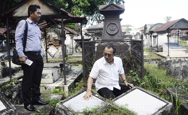 Ketua DPRD Surabaya, Ir Armuji dan Anggota Komisi A Budi Leksono menunjukan salah satu sudut Kompleks Makam Peneleh yang cukup artistic. Lokasi tersebut bahkan kerap dijadikan ajang fotography.