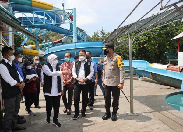 Gubernur Jawa Timur Khofifah Indar Parawansa saat meninjau langsung lokasi insiden runtuhnya bagian wahana perosotan di kawasan Kolam Renang Waterpark Kenjeran Surabaya, Minggu (8/5). Foto: Humas PemprovJatim