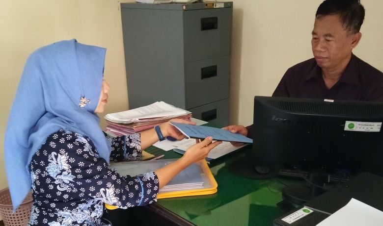 Tim kuasa hukum para tergugat kasus sengketa lahan Pasar Tulakan menyerahkan memori banding.