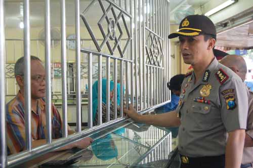MINTA WASPADA - Kapolres Trenggalek AKBP I Made Agus Prasetya saat berbincang dengan karyawan toko emas di Pasar Pon Trenggalek. foto: herman/BANGSAONLINE
