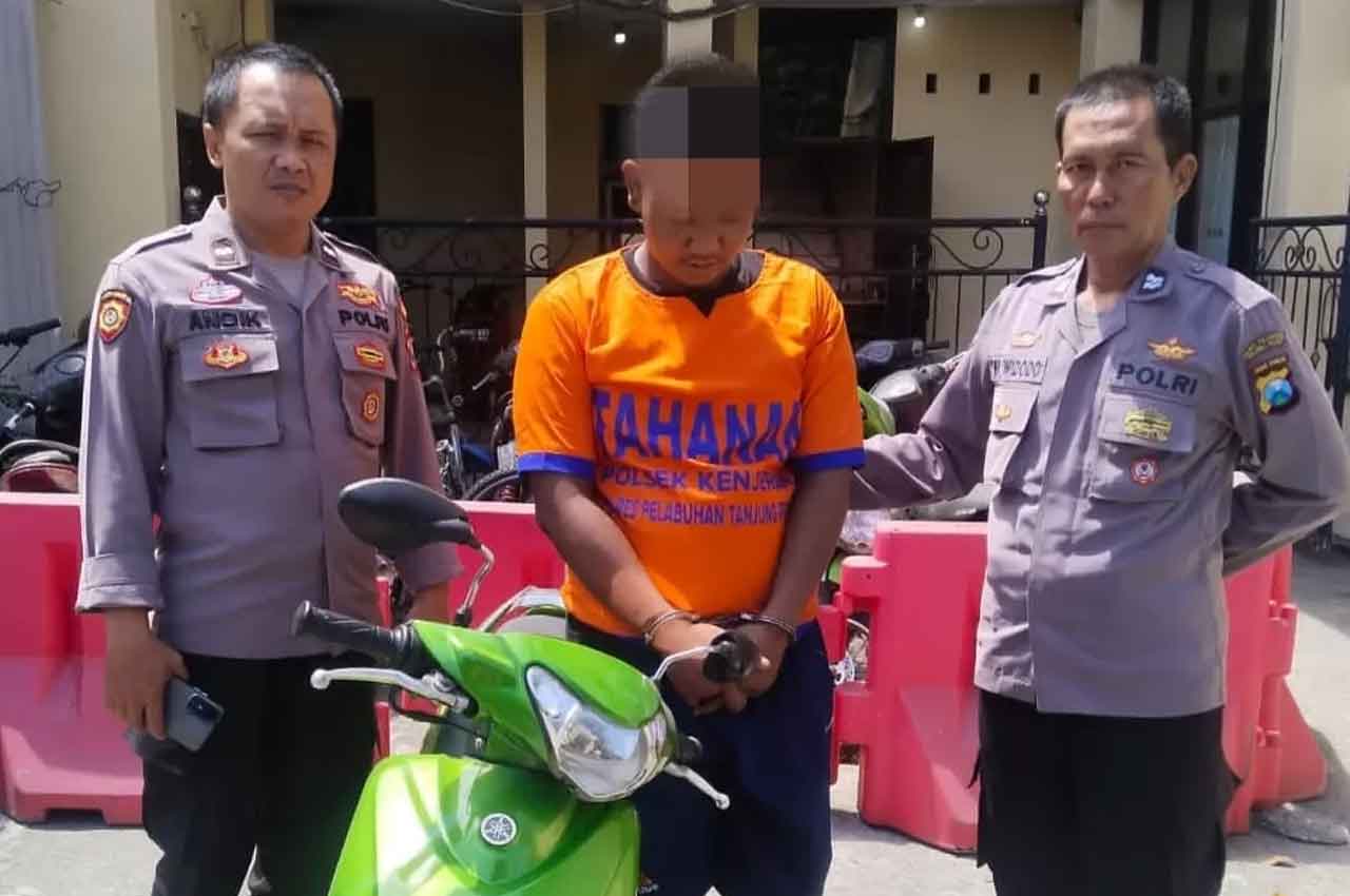 Pelaku berinisial SA saat diamankan anggota Polsek Kenjeran. Foto: Ist.