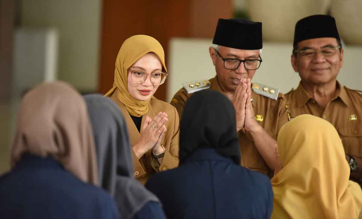 Wali Kota dan Wakil Wali Kota bersama Sekdakot Kediri saat bersalaman dengan para ASN. Foto: Ist