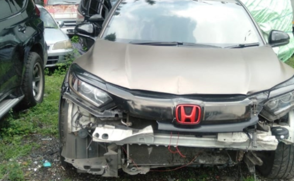 Mobil HRV bernopol L 1356 CAE yang dikemudikan Abdul Azis yang menabrak tukang becak hingga tewas di Jalan Basuki Rahmat Surabaya (dok. Polrestabes Surabaya)