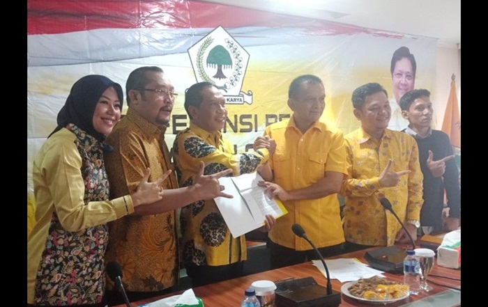 Sekjen DPP Partai Golkar, Lodewijk Freidrich Paulus menyerahkan SK Plt Ketua Golkar Jatim kepada Zainudin Amali di kantor DPP Partai Golkar, Jakarta. Foto: ist