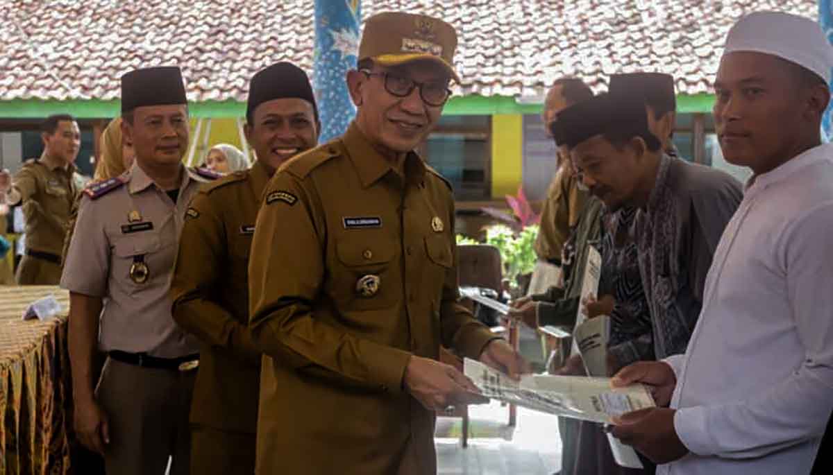 Bupati Pamekasan saat menyerahkan sertifikat dari program PTSL di Kelurahan Gladak Anyar.