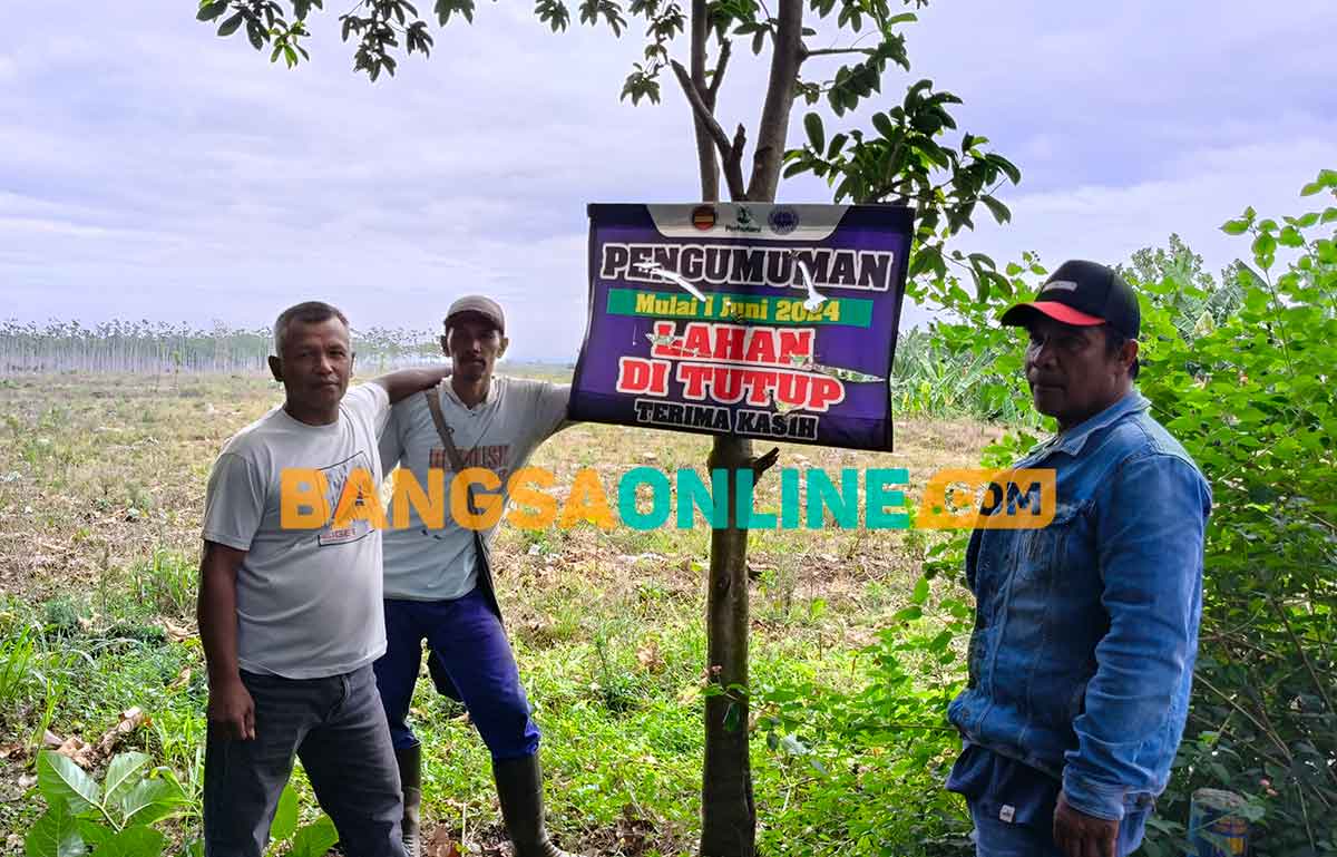 Nurul Budianto (kanan) bersama warga lainnya saat mengecek lahan Perhutani yang dipasang plakat lahan sudah ditutup. Foto: MUJI HARJITA/BANGSAONLINE
