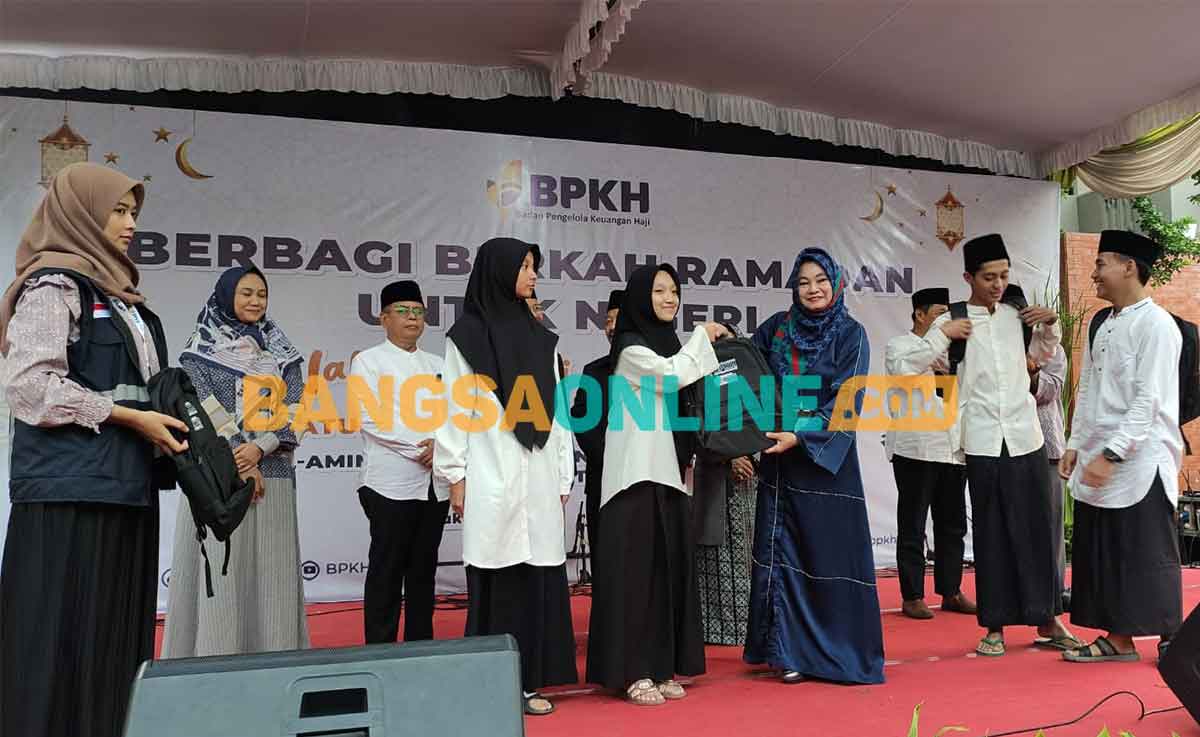 Anggota Badan Pelaksana Bidang SDM Pengadaan dan Umum dan Kemaslahatan BPKH, Sulistyowati, saat memberikan bingkisan ramadan kepada santri. Foto: YUDI EKO PURNOMO/BANGSAONLINE