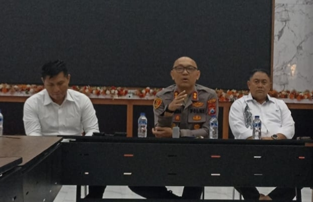 Kapolres Blitar AKBP Rivanda saat memberikan klarifikasi atas kabar dugaan penganiayaan yang dilakukan Wakapolres