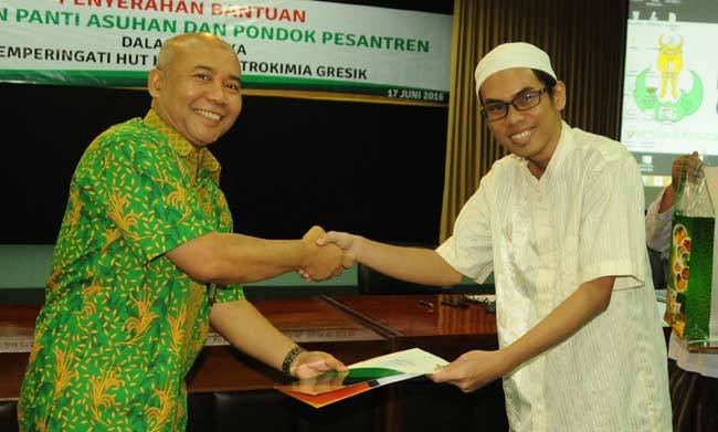 Sekretaris PG, Wahyudi ketika menyerahkan bantuan. foto: SYUHUD/ BANGSAONLINE