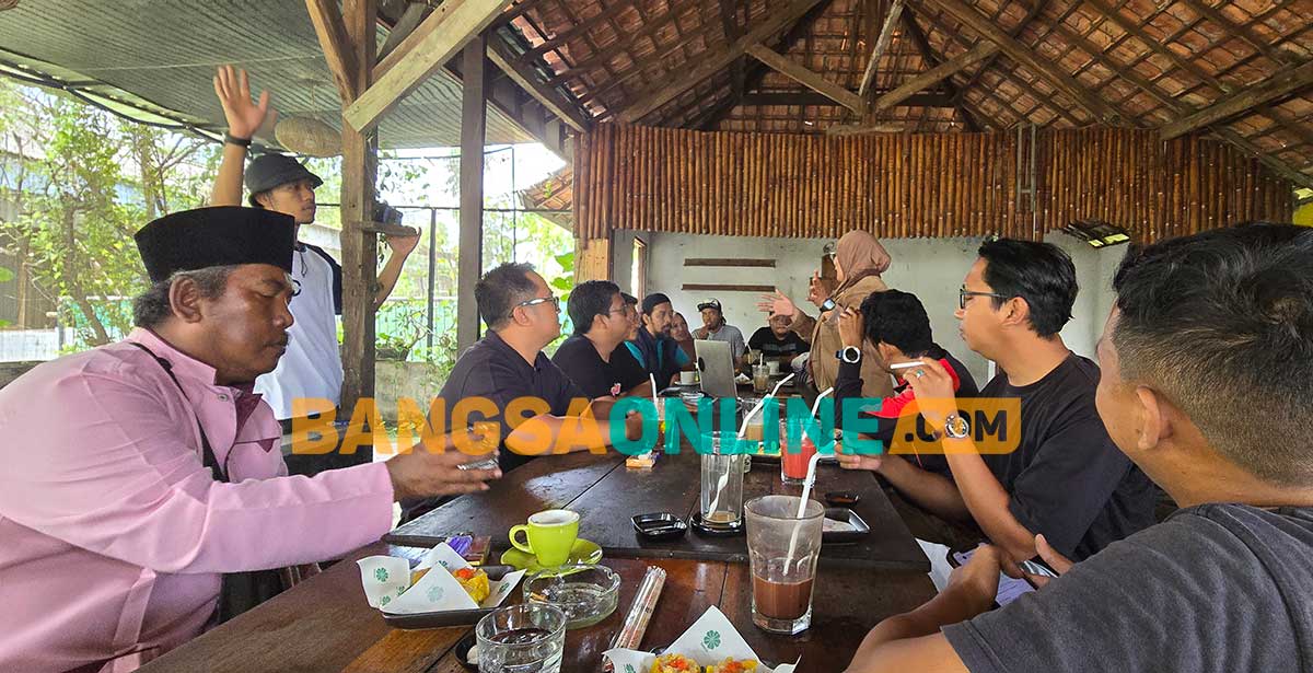 Mediasi terkait kerugian UMKM saat Konser Valen di Bangkalan. Foto: AHMAD FAUZI/BANGSAONLINE