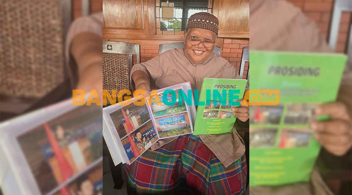 Ahmad Budiono, tokoh senior dari Probolinggo saat menunjukkan buku sejarah Kota Kraksaan jadi ibu kota daerah. Foto: ANDI SIRAJUDIN/BANGSAONLINE