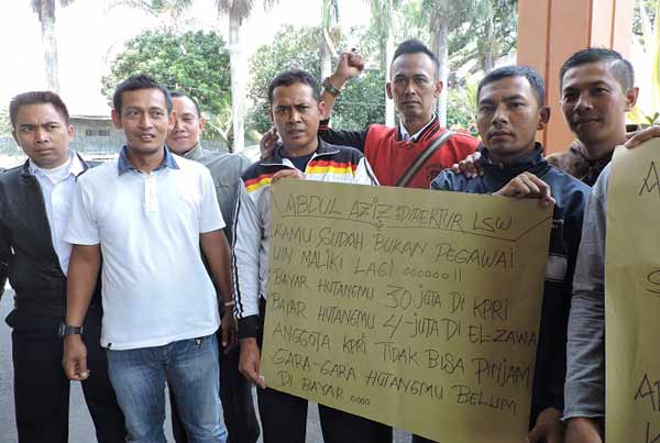 Pendukung Rektor UIN Maliki, Dr. Mudji Raharja, yang ikut memberi dukungan saat sidang. (foto: iwan irawan/BANGSAONLINE)