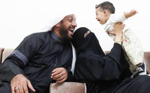 Syekh Ali Jaber bersama Umi Nadia, istri dan anaknya. foto: instagram