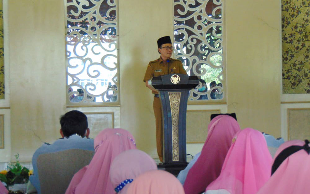 Bupati Baddrut Tamam memberikan sambutan saat penyerahan sertifikat pendidik bagi 93 GTT PAI di Pendopo Ronggosukowati.