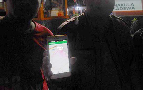 Keluarga didampingi warga menunjukkan kondisi AB di rawat di rumah sakit.