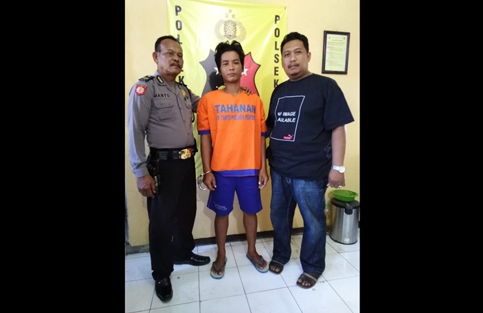 Tersangka penganiayaan Yosi Panang Harjanto saat didampingi petugas Polsek Porong.