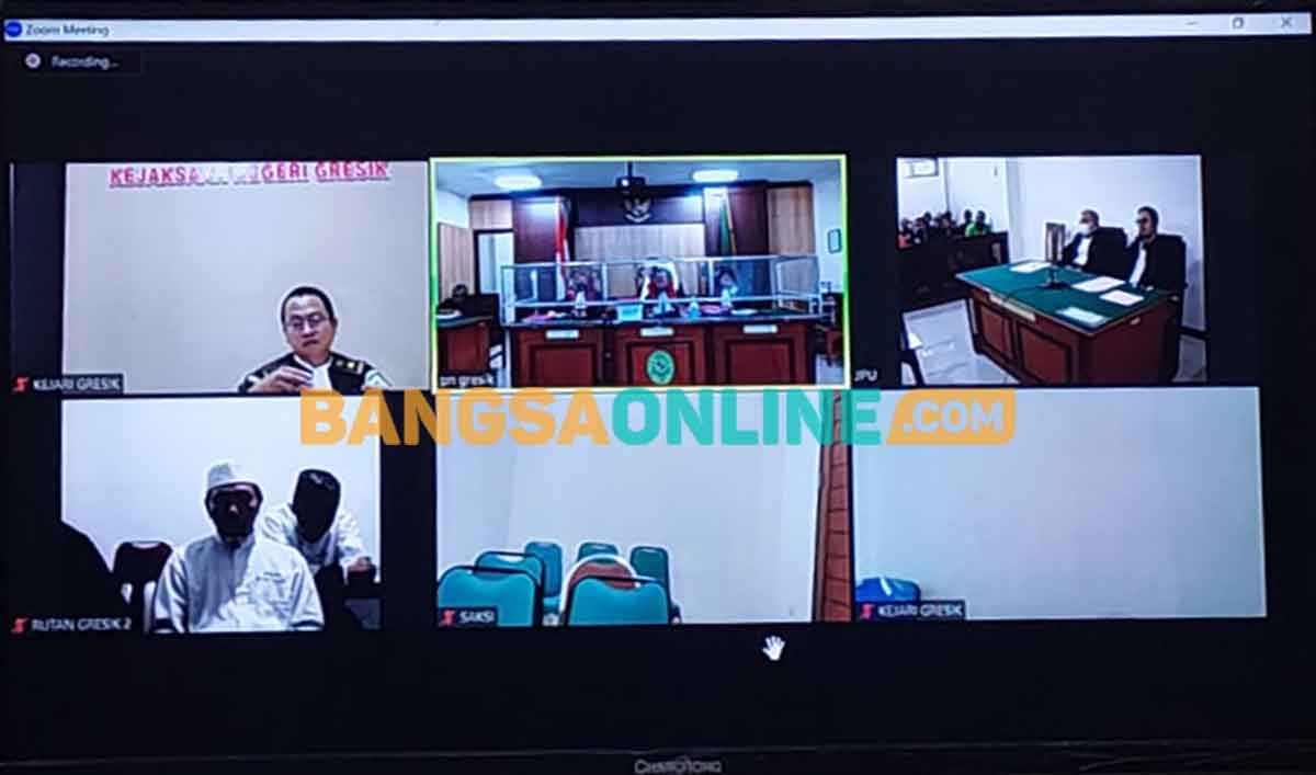 Terdakwa anggota Fraksi Nasdem DPRD Gresik, Nurhudi Didin Arianto, saat menjalani sidang putusan via daring. Foto: SYUHUD/BANGSAONLINE
