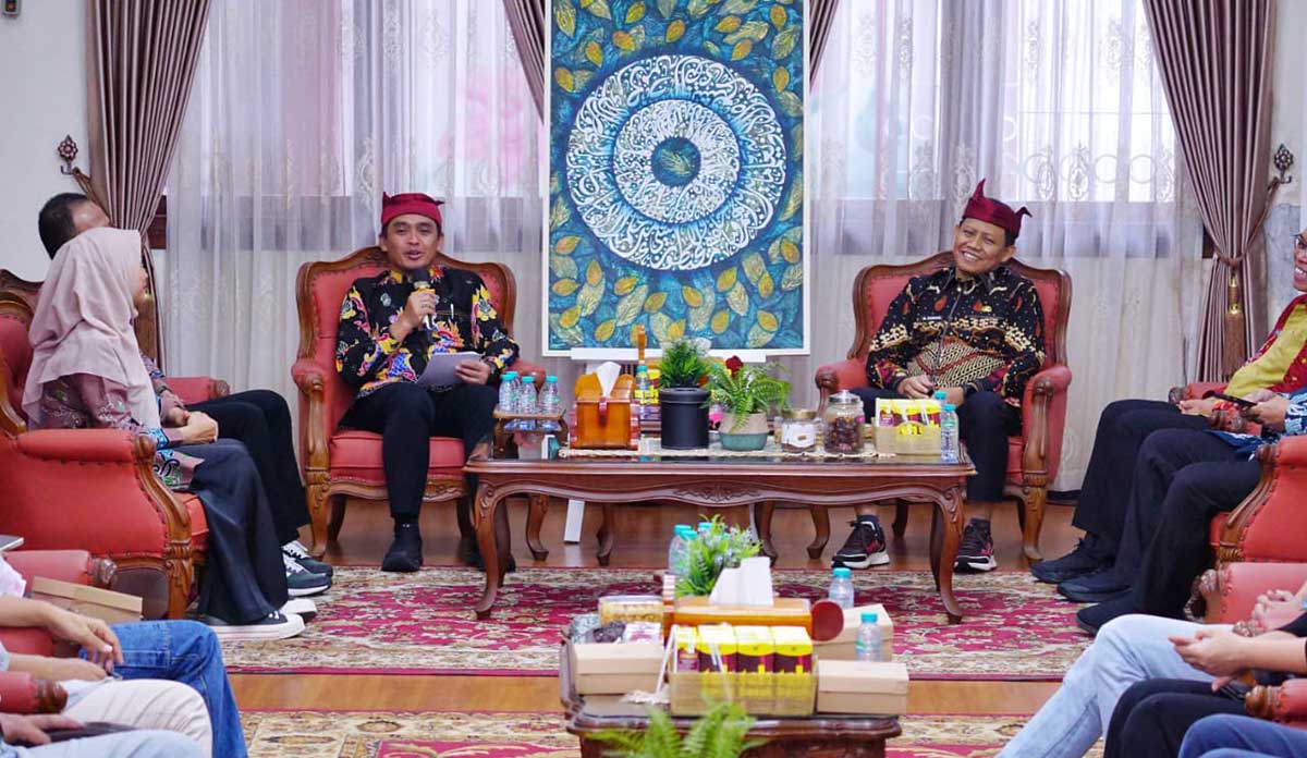 Wali Kota Pasuruan didampingi wakilnya saat memberi paparan.