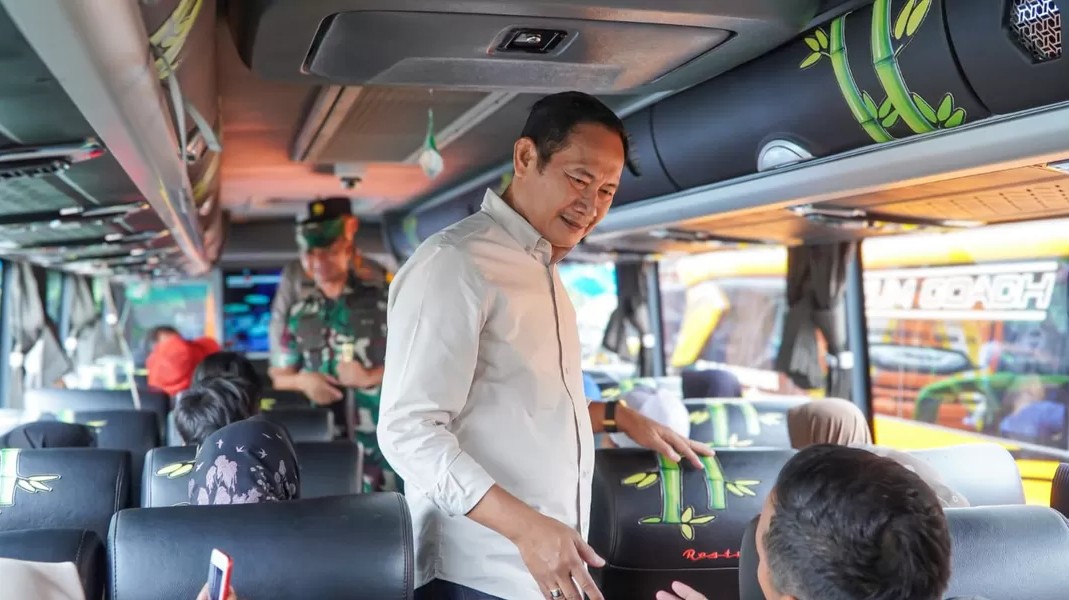 Bupati Lamongan Yuhronur Efendi saat memberangkatkan balik Gratis di mudik lebaran tahun lalu