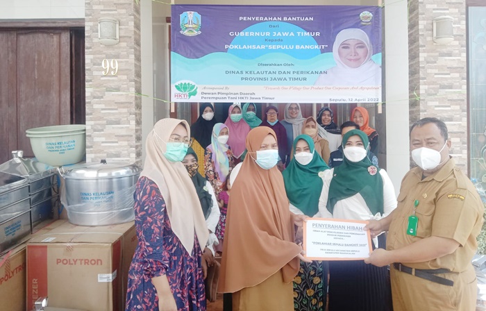 Penyerahan bantuan hibah dari Gubernur Khofifah berupa alat olahan ikan kepada keluarga nelayan di Kecamatan Sepulu, Kabupaten Bangkalan. foto: istimewa