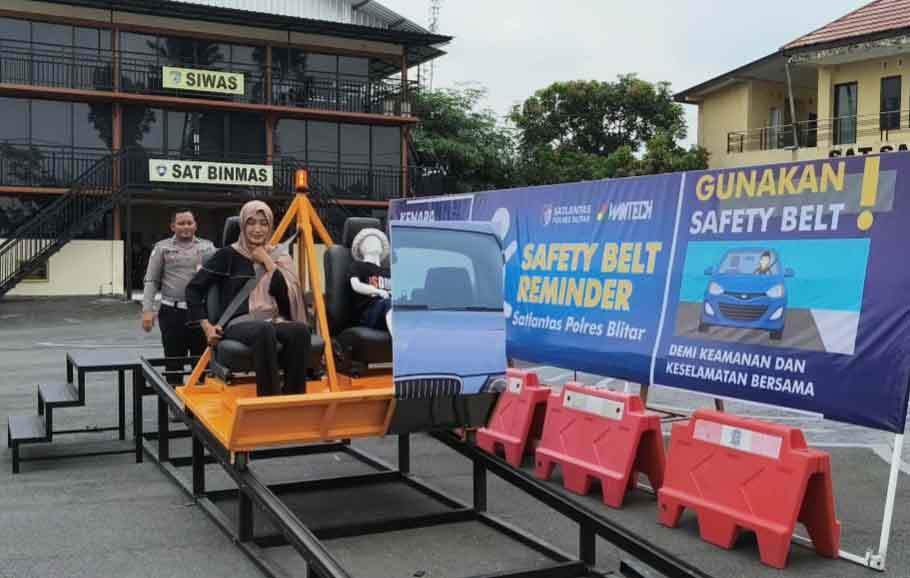 Salah satu warga saat mencoba alat peraga Safety Belt Reminder. (Ist)