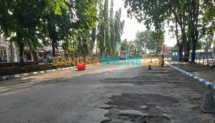 Kondisi aspal yang rusak di pintu masuk Terminal Bayuangga, Kota Probolinggo.
