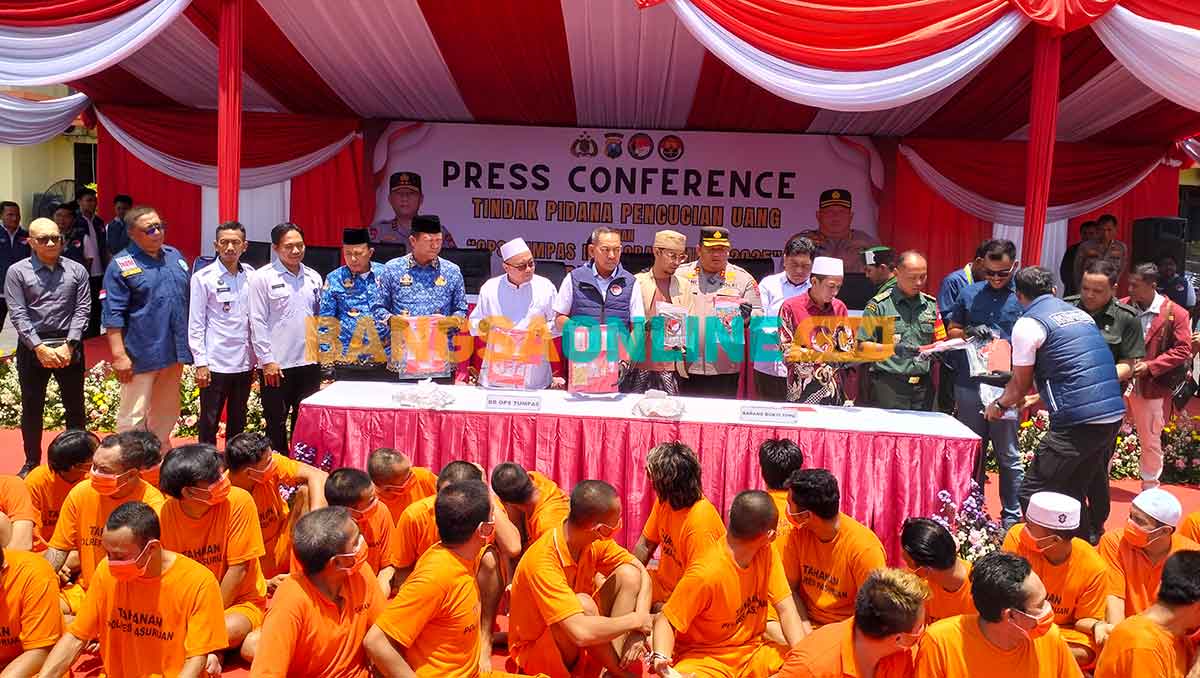 Konferensi pers terkait kampung narkoba di Mapolres Pasuruan. Foto: M. ANDY FACHRUDIN/BANGSAONLINE