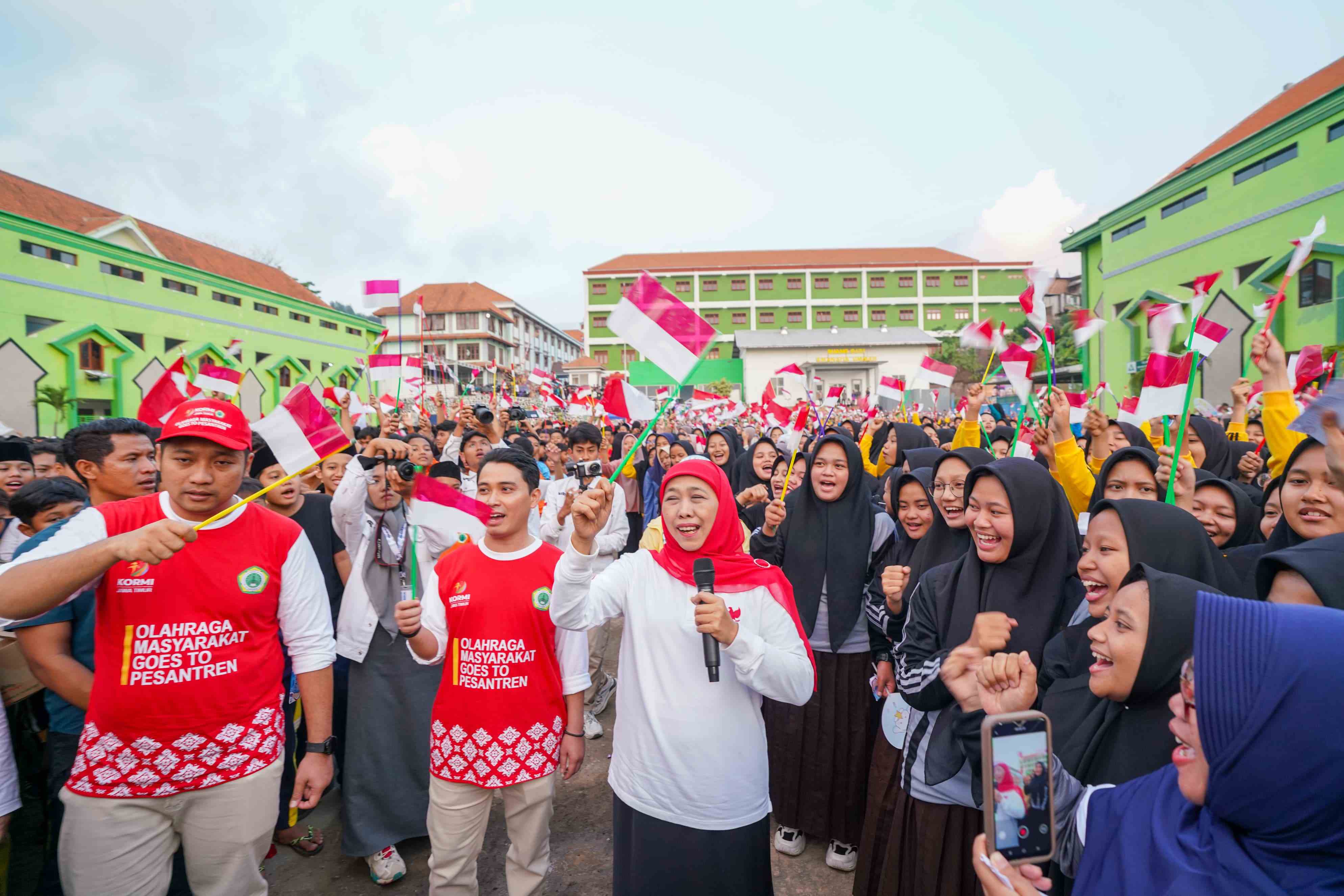 Khofifah Indar Parawansa foto bersama dengan Gus Barra dan Rizal Octavian. Foto: istimewa